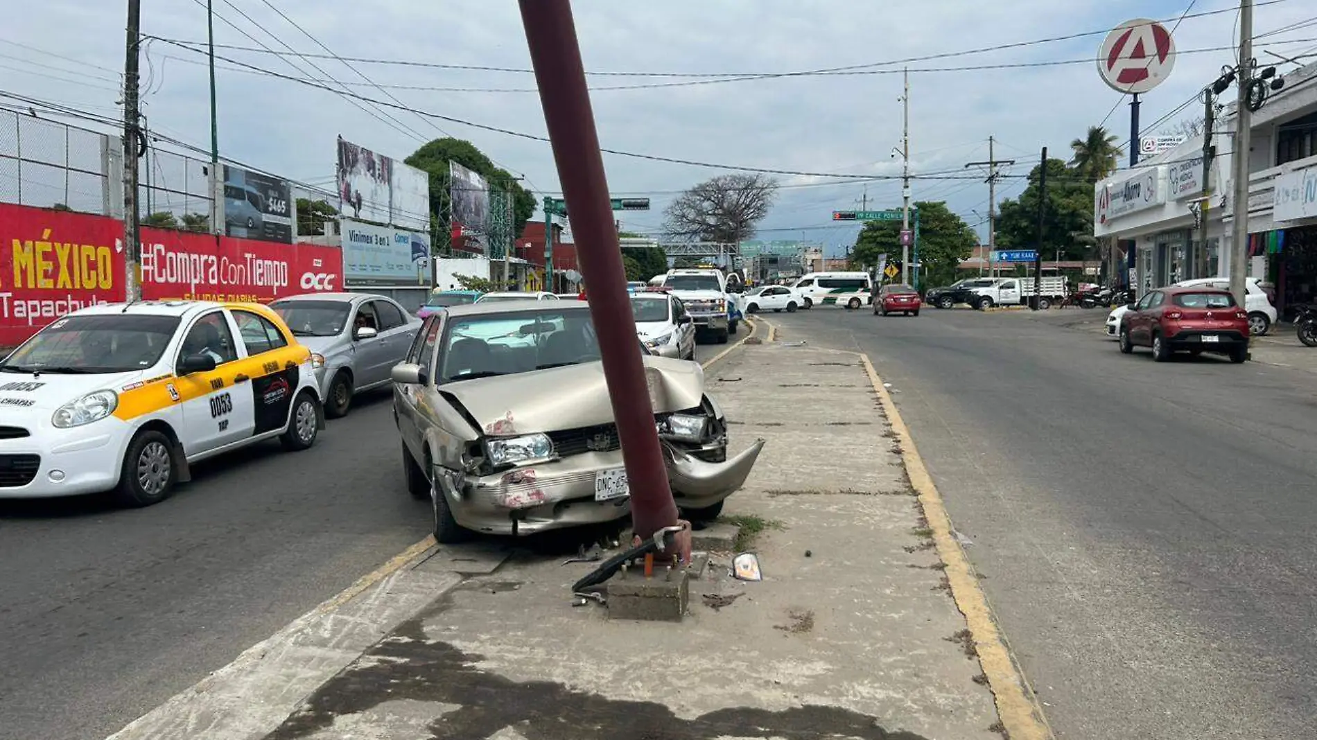 Carro choca en poste de luz